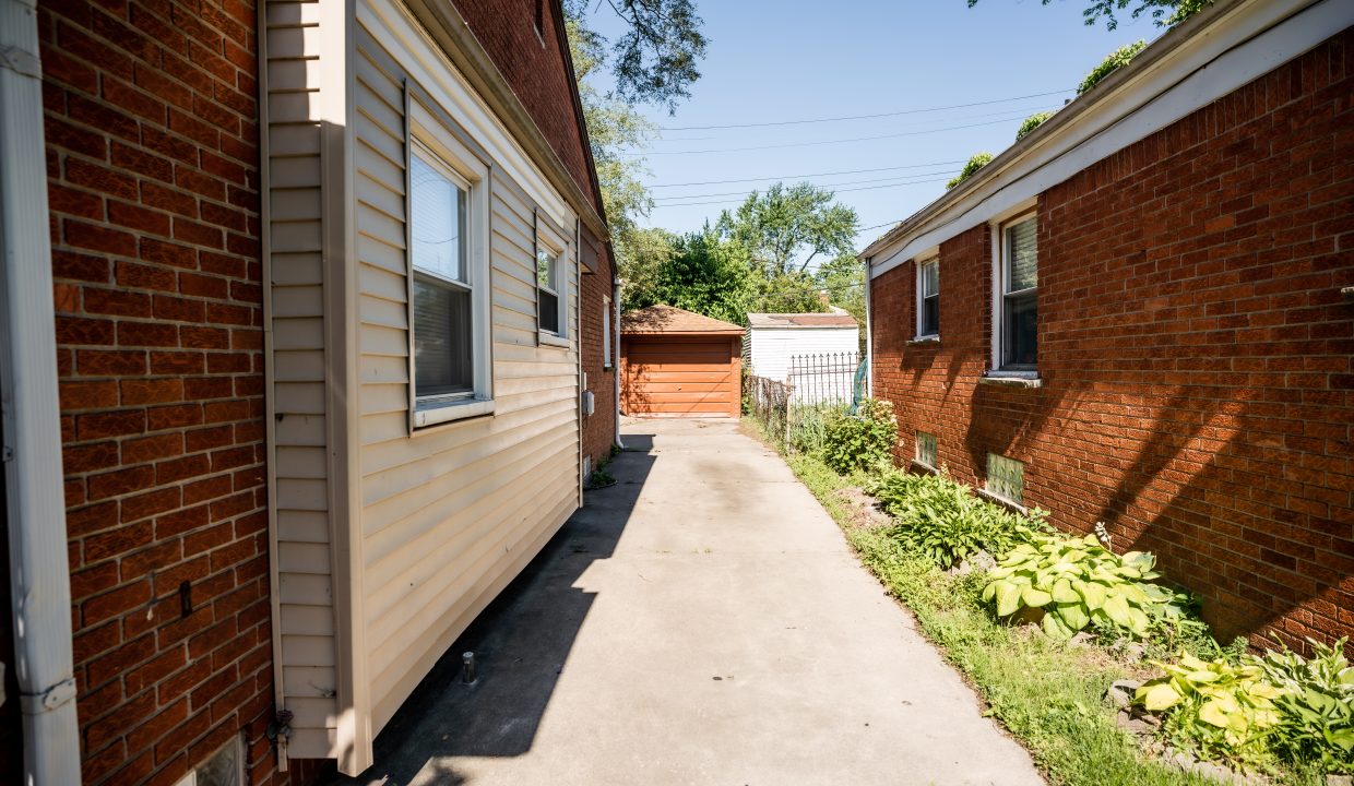 Plainview_Driveway Garage